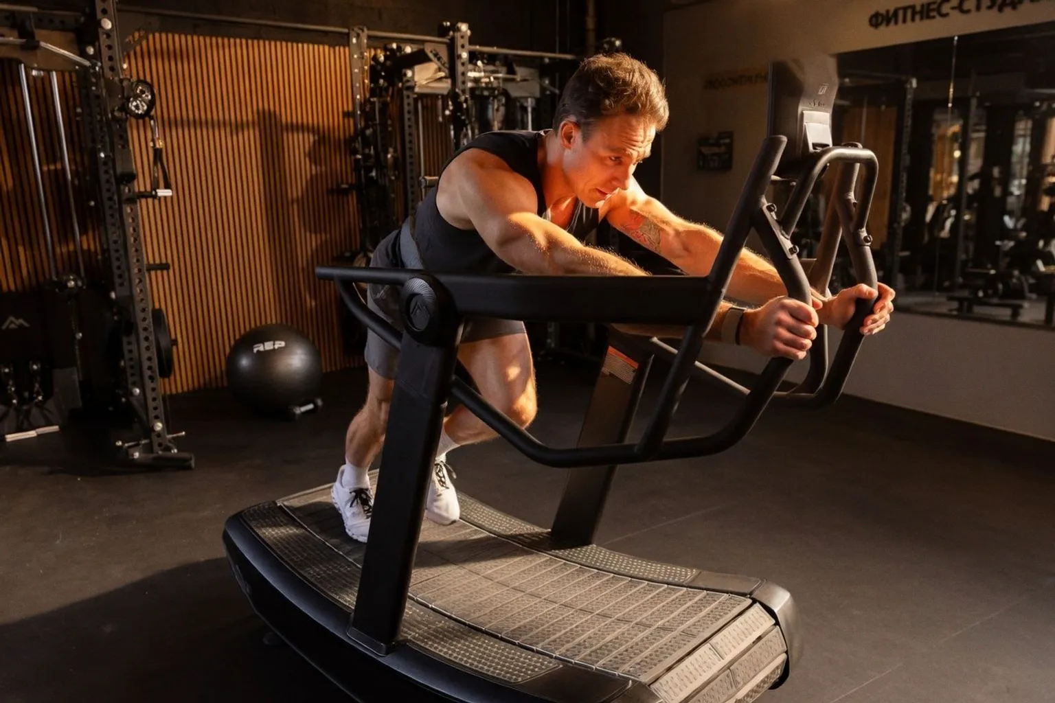 Беговая дорожка Strive от REP Fitness: имитация саней с нагрузкой до 250 кг
