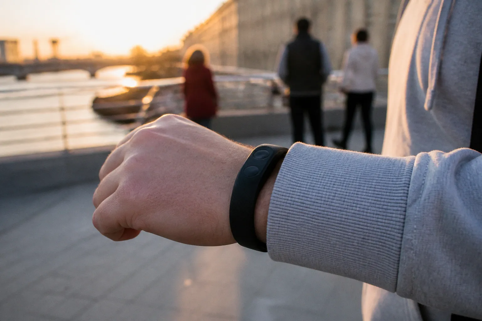 Безэкранные фитнес-трекеры: стоит ли переплачивать за Garmin Cirqa вместо Fitbit Air