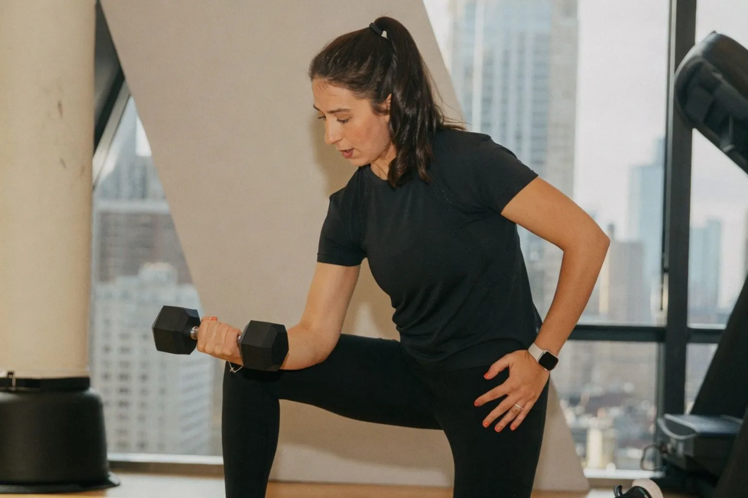 Выбор гантелей для дома: рекомендации профессионального тренера по материалам и весу